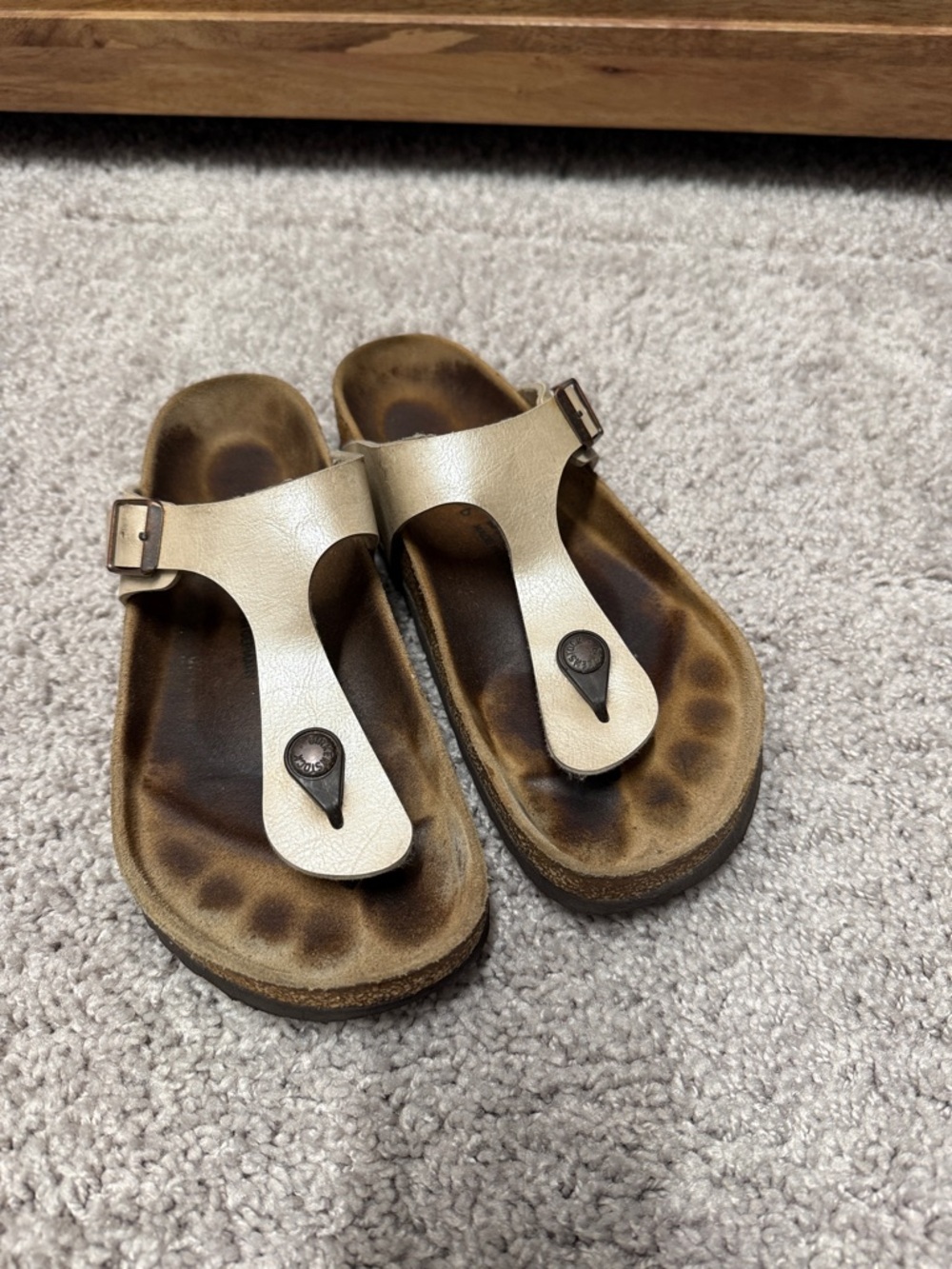 Birkenstock gizeh rose gold sandals